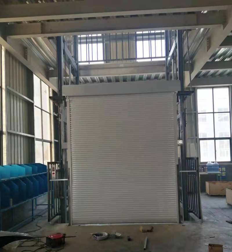 外帶卷簾門導軌式升降機