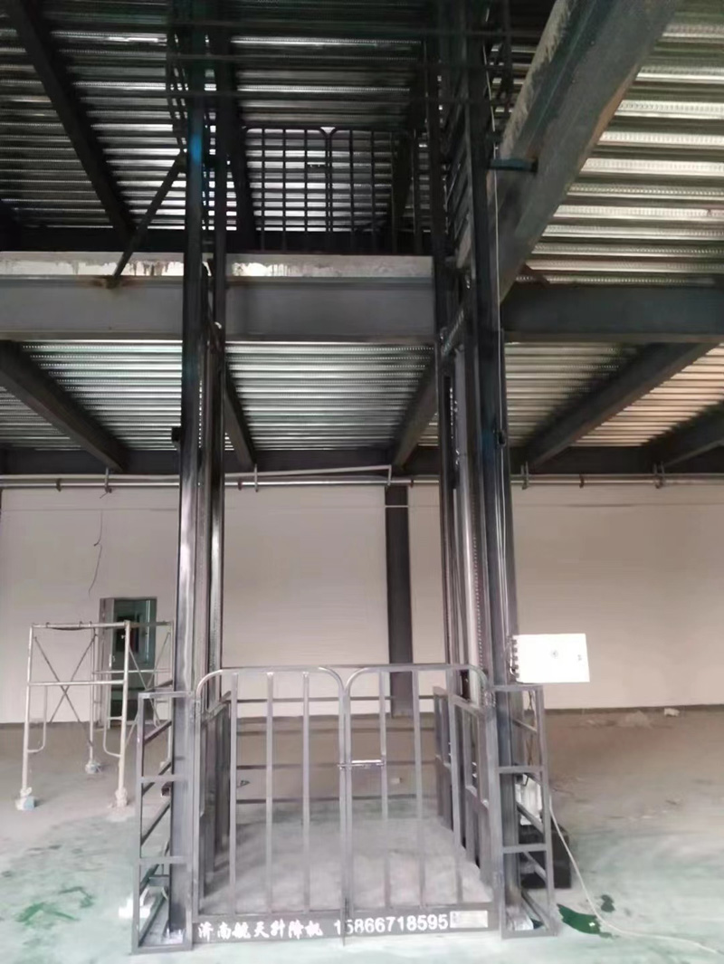 河南新鄭市室內二層導軌式升降機-倉庫裝貨平臺
